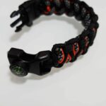 paracord-armband-naramok-ciernobielocerveny